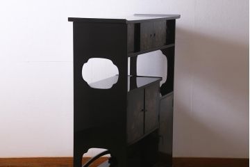 中古　伝統工芸品　在銘　六右衛門作　漆塗り　四季折々の草花の蒔絵が美しい飾り棚(茶箪笥、茶棚)(R-039813)