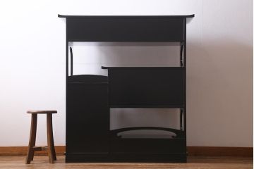 中古　伝統工芸品　在銘　六右衛門作　漆塗り　四季折々の草花の蒔絵が美しい飾り棚(茶箪笥、茶棚)(R-039813)