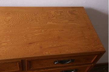 中古　民芸家具　屋久杉　中桐材　波打つような美しい木目に上品な金具が映えるチェスト(衣装箪笥、引き出し、桐箪笥、桐たんす)(R-039814)
