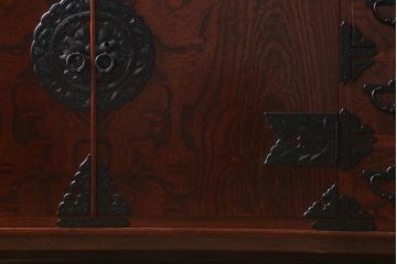 リメイク家具　伝統民芸　岩谷堂箪笥　天板栗材　和箪笥と収納棚の2wayが魅力の脚付サイドボード(衣装箪笥、引き出し、収納棚)(R-039816)