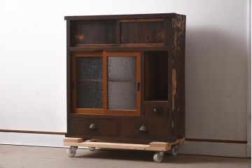 アンティーク家具　レトロ　懐かしさ漂う佇まいの小振りな戸棚(収納棚、茶箪笥)(R-039821)