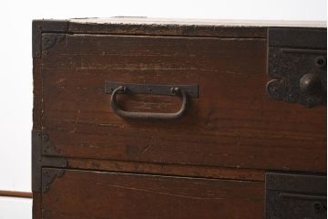 アンティーク家具　明治期　前面桐材　味わいのある木肌が魅力の衣裳箪笥(引き出し、ローチェスト、桐箪笥、桐たんす)(R-039823)