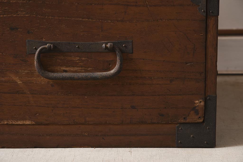 アンティーク家具　明治期　前面桐材　味わいのある木肌が魅力の衣裳箪笥(引き出し、ローチェスト、桐箪笥、桐たんす)(R-039823)