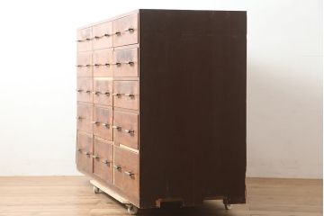 アンティーク家具　昭和初期　前板ケヤキ材　美しい杢目が楽しめる引き出し15杯のチェスト(衣装タンス、サイドボード、キャビネット)(R-039829)