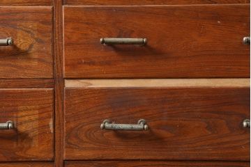 アンティーク家具　昭和初期　前板ケヤキ材　美しい杢目が楽しめる引き出し15杯のチェスト(衣装タンス、サイドボード、キャビネット)(R-039829)