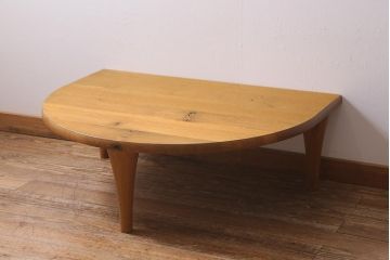中古　キツツキマーク　飛騨産業　森のことばシリーズ　半円形が可愛らしいローテーブル(センターテーブル、座卓)(定価約11万5千円)(R-039842)
