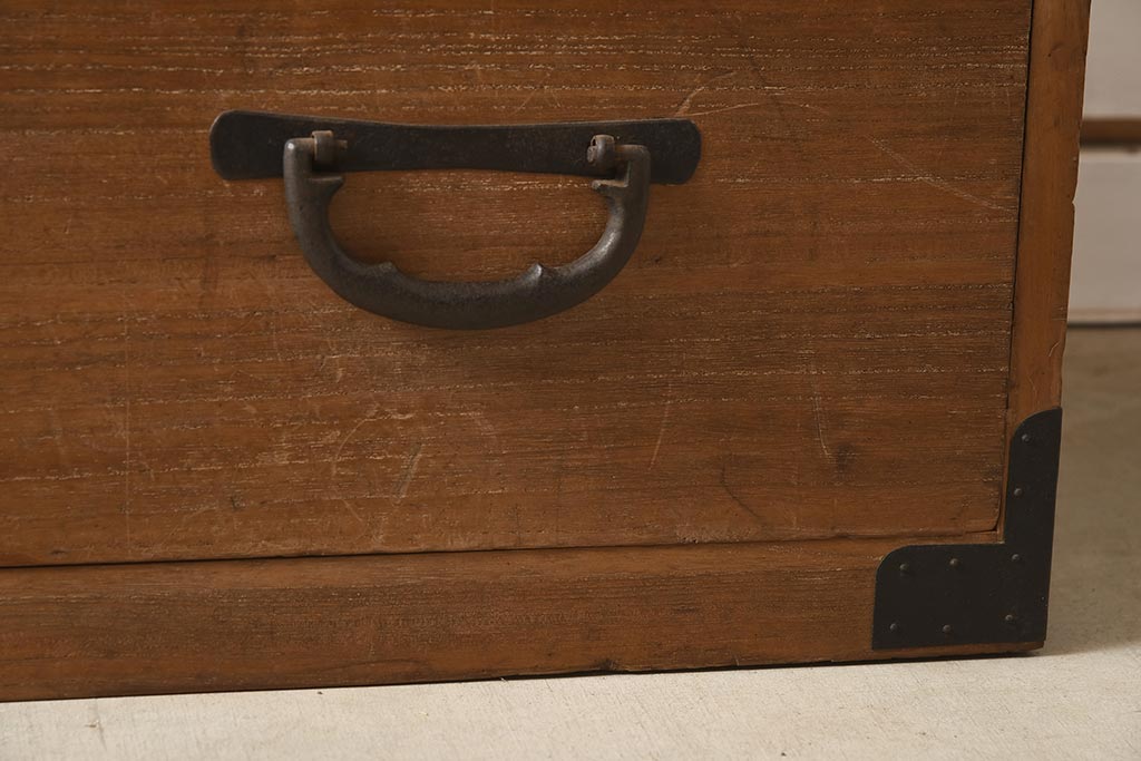 アンティーク家具　大正期　前面桐材　シンプルな丸金具がアクセントの衣裳箪笥(引き出し、和タンス、ローチェスト、桐箪笥、桐たんす)(R-039847)