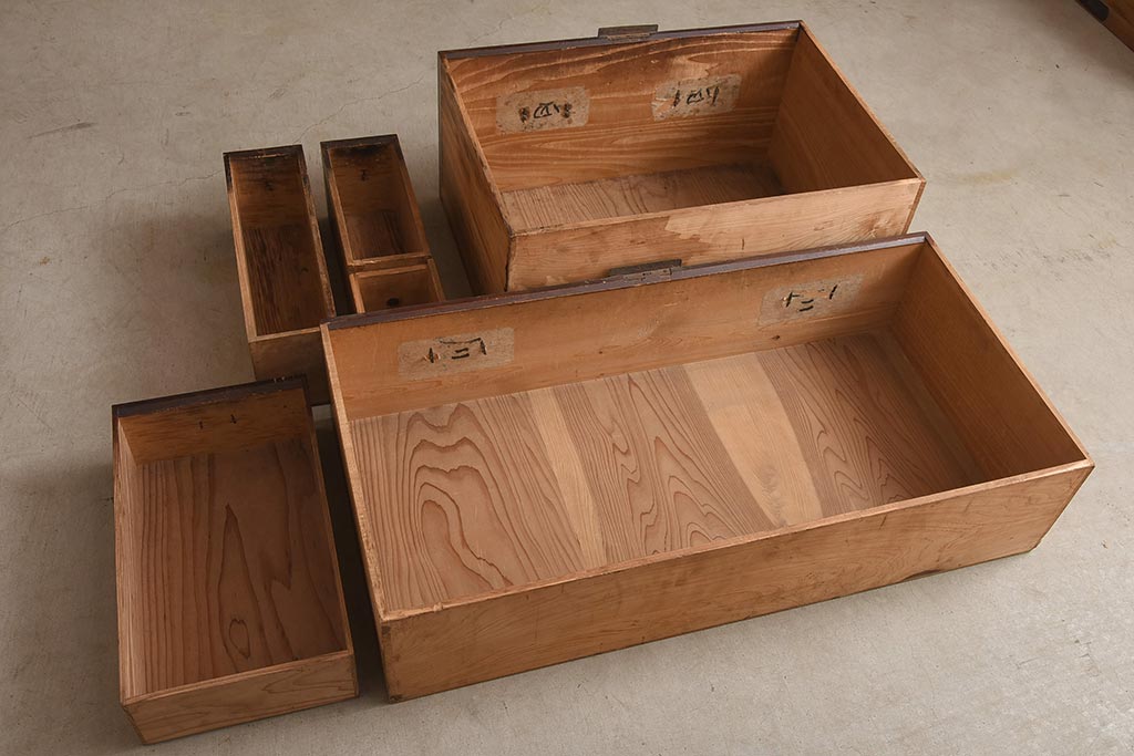 アンティーク家具　明治期　隠し付き!赤みがかった漆塗りの木肌が魅力の衣裳箪笥(引き出し、和タンス)(R-039848)