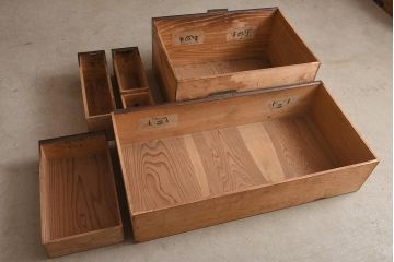 アンティーク家具　明治期　隠し付き!赤みがかった漆塗りの木肌が魅力の衣裳箪笥(引き出し、和タンス)(R-039848)