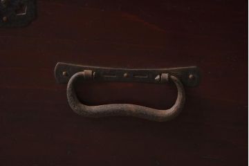 アンティーク家具　明治期　隠し付き!赤みがかった漆塗りの木肌が魅力の衣裳箪笥(引き出し、和タンス)(R-039848)