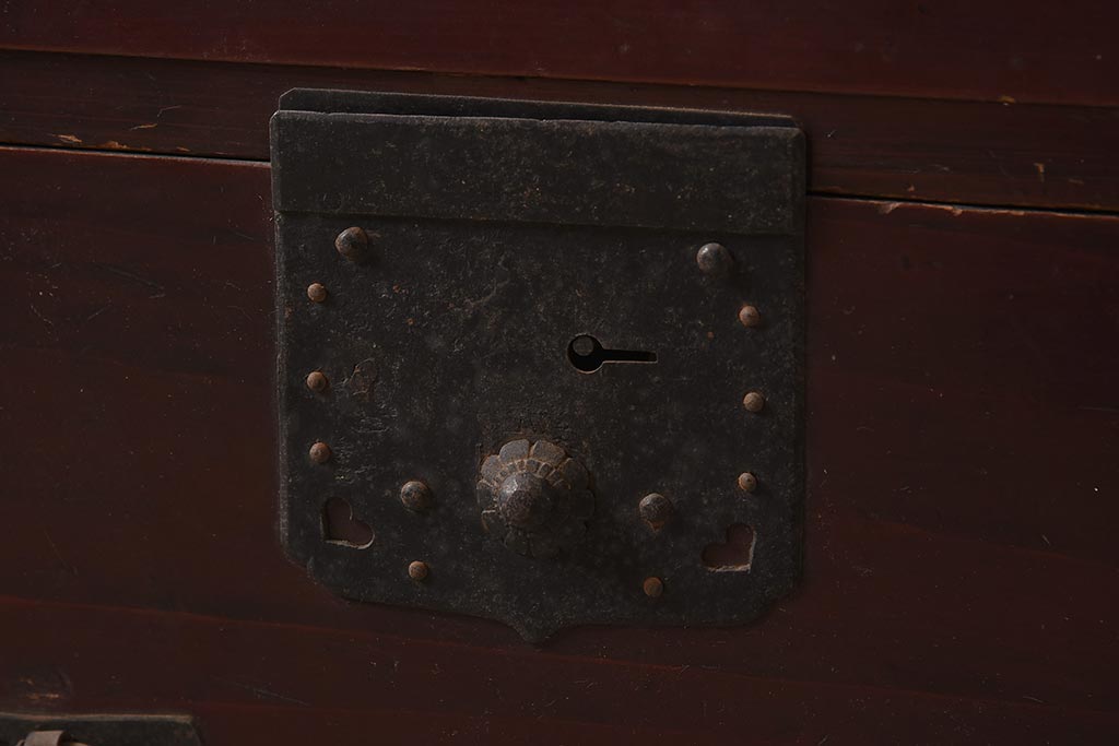 アンティーク家具　明治期　隠し付き!赤みがかった漆塗りの木肌が魅力の衣裳箪笥(引き出し、和タンス)(R-039848)