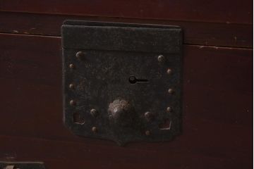 アンティーク家具　明治期　隠し付き!赤みがかった漆塗りの木肌が魅力の衣裳箪笥(引き出し、和タンス)(R-039848)