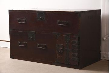 アンティーク家具　明治期　隠し付き!赤みがかった漆塗りの木肌が魅力の衣裳箪笥(引き出し、和タンス)(R-039848)