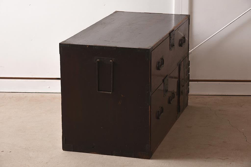 アンティーク家具　明治期　隠し付き!赤みがかった漆塗りの木肌が魅力の衣裳箪笥(引き出し、和タンス)(R-039848)