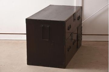 アンティーク家具　明治期　隠し付き!赤みがかった漆塗りの木肌が魅力の衣裳箪笥(引き出し、和タンス)(R-039848)