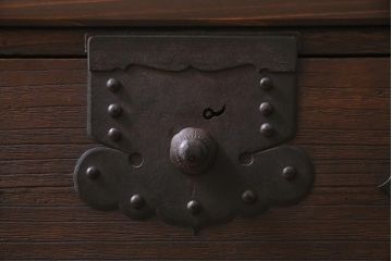 アンティーク家具　明治期　リメイク　総桐材　フラップダウン扉が便利な脚付きローボード(テレビ台、テレビボード、収納棚)(R-039849)