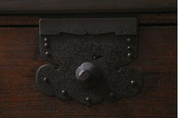 アンティーク家具　総桐材　古箪笥リメイク　フラップダウン式扉のテレビ台(テレビボード、リビングボード、時代箪笥、桐箪笥、桐たんす)(R-039852)