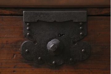 アンティーク家具　総桐材　古箪笥リメイク　フラップダウン式扉のテレビ台(テレビボード、リビングボード、時代箪笥、桐箪笥、桐たんす)(R-039853)