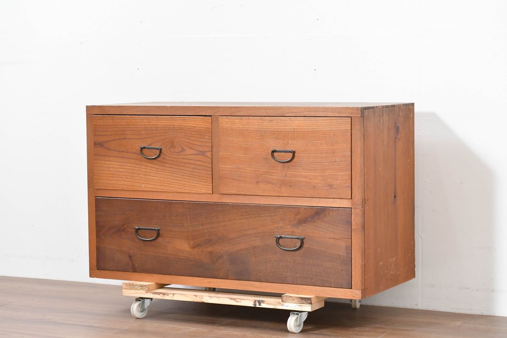 アンティーク家具　和製アンティーク　大正昭和初期　シンプルなデザインが取り入れやすい衣装箪笥(時代箪笥、ローボード、テレビ台)(R-039855)