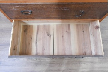 アンティーク家具　和製アンティーク　大正昭和初期　シンプルなデザインが取り入れやすい重ね箪笥(時代箪笥、ローボード、テレビ台)(R-039857)