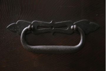 アンティーク家具　和製アンティーク　明治期　桐材　関東産　古箪笥リメイク　脚付き　フラップダウン扉　味わい溢れる佇まいが魅力的なリビングボード(テレビボード、テレビ台、ローボード)(R-039860)