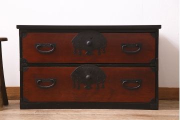 アンティーク家具　扇の飾り金具が存在感を引き立てる箪笥ローボード(衣装箪笥、引き出し)(R-039863)