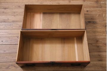 アンティーク家具　扇の飾り金具が存在感を引き立てる箪笥ローボード(衣装箪笥、引き出し)(R-039863)