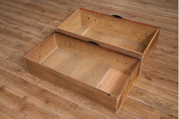 アンティーク家具　扇の飾り金具が存在感を引き立てる箪笥ローボード(衣装箪笥、引き出し)(R-039863)