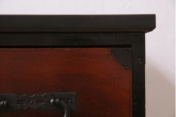 アンティーク家具　扇の飾り金具が存在感を引き立てる箪笥ローボード(衣装箪笥、引き出し)(R-039863)