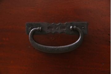 アンティーク家具　扇の飾り金具が存在感を引き立てる箪笥ローボード(衣装箪笥、引き出し)(R-039863)