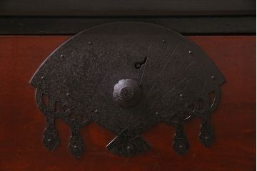 アンティーク家具　扇の飾り金具が存在感を引き立てる箪笥ローボード(衣装箪笥、引き出し)(R-039863)