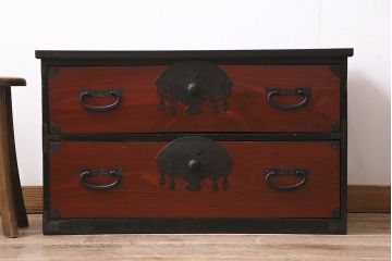 アンティーク家具　明治大正期　扇の飾り金具が存在感を引き立てる箪笥ローボード(衣装箪笥、引き出し)(R-039864)