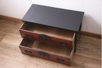 アンティーク家具　明治大正期　扇の飾り金具が存在感を引き立てる箪笥ローボード(衣装箪笥、引き出し)(R-039864)