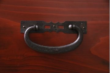 アンティーク家具　明治大正期　扇の飾り金具が存在感を引き立てる箪笥ローボード(衣装箪笥、引き出し)(R-039864)