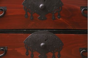 アンティーク家具　明治大正期　扇の飾り金具が存在感を引き立てる箪笥ローボード(衣装箪笥、引き出し)(R-039864)