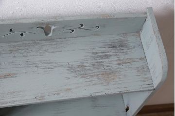 アンティーク家具　大正昭和初期　花の透かし彫りと淡いペイントがお洒落な本棚(オープンラック、飾り棚、ブックシェルフ)(R-039870)