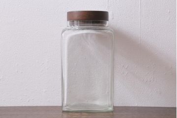 昭和レトロ雑貨　木製蓋　丸みを帯びたシルエットがレトロなガラス瓶(ガラスビン、角瓶)(R-039876)