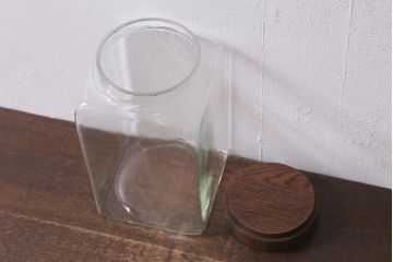 昭和レトロ雑貨　木製蓋　丸みを帯びたシルエットがレトロなガラス瓶(ガラスビン、角瓶)(R-039876)