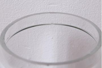 昭和レトロ雑貨　木製蓋　丸みを帯びたシルエットがレトロなガラス瓶(ガラスビン、角瓶)(R-039876)