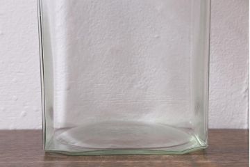 昭和レトロ雑貨　木製蓋　丸みを帯びたシルエットがレトロなガラス瓶(ガラスビン、角瓶)(R-039876)