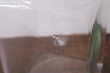 昭和レトロ雑貨　木製蓋　丸みを帯びたシルエットがレトロなガラス瓶(ガラスビン、角瓶)(R-039876)