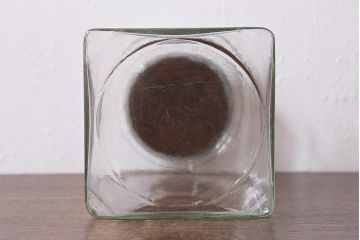 昭和レトロ雑貨　木製蓋　丸みを帯びたシルエットがレトロなガラス瓶(ガラスビン、角瓶)(R-039876)