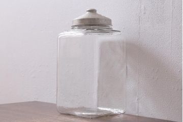 レトロ雑貨　丸みを帯びたシルエットがレトロなガラス瓶(ガラスビン、角瓶)(R-039878)