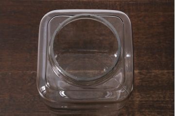 レトロ雑貨　丸みを帯びたシルエットがレトロなガラス瓶(ガラスビン、角瓶)(R-039878)