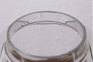 レトロ雑貨　丸みを帯びたシルエットがレトロなガラス瓶(ガラスビン、角瓶)(R-039878)