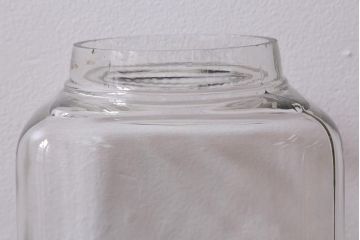 レトロ雑貨　丸みを帯びたシルエットがレトロなガラス瓶(ガラスビン、角瓶)(R-039878)