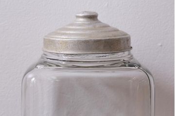 レトロ雑貨　丸みを帯びたシルエットがレトロなガラス瓶(ガラスビン、角瓶)(R-039878)