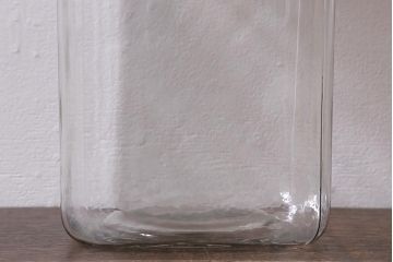 レトロ雑貨　丸みを帯びたシルエットがレトロなガラス瓶(ガラスビン、角瓶)(R-039878)