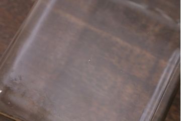 レトロ雑貨　丸みを帯びたシルエットがレトロなガラス瓶(ガラスビン、角瓶)(R-039878)