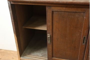 和製アンティーク　昭和中期　ワラン材　作業台付き　たっぷり収納できる昭和レトロな木製食器棚(カップボード、収納棚、戸棚)(R-039888)